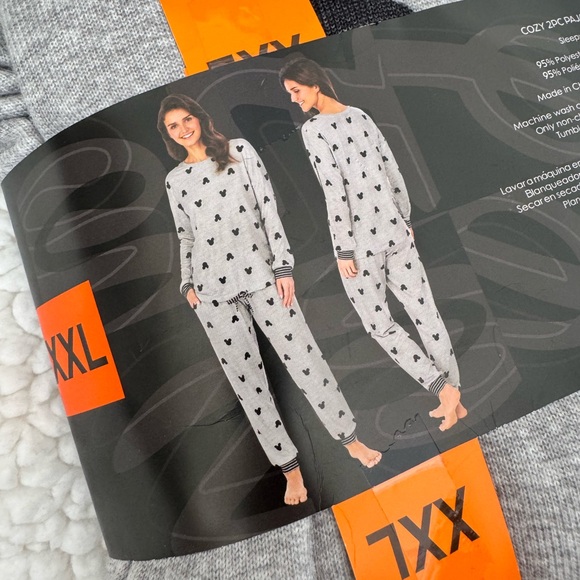 New with tags - Disney Mickey print 2 piece cozy pajama set size XXL - Picture 3 of 4